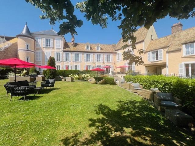 Hôtel Saint-Laurent, The Originals Relais Montfort-lʼAmaury Exterior foto